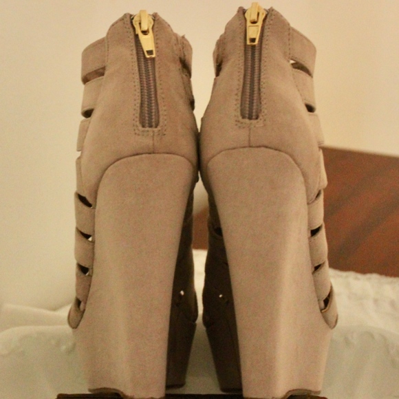 Madden Girl Kiickit Caged Platform Wedge - Picture 5 of 8